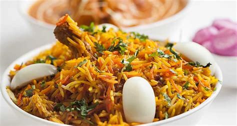  Biryani: Mausteinen ruoka, joka on täynnä herkullisia makuja ja tekstureita!