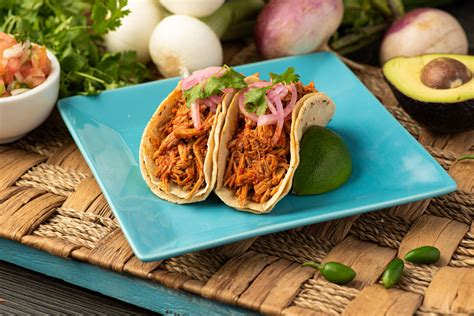  Cochinita Pibil: A Symphony of Citrusy Spice and Tenderly Shredded Pork Perfection!