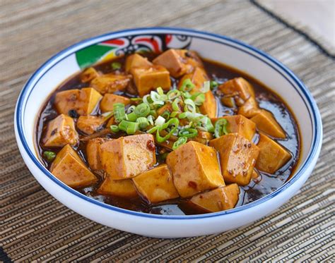  Mapo Doufu: Kuumaa ja Mausteista Silkkisä Tofu-Seos? 