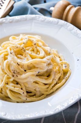  Cacio e Pepe: A Symphony of Creamy Simplicity and Peppery Zing!