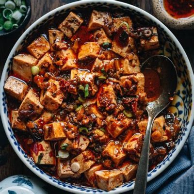   Guang'anin Mapo Tofu: Entä Jos Kiusallisesti Kipakan Tuhdin Tofu Rouhittaisiin Silkkiseltä Kastikkeelta?