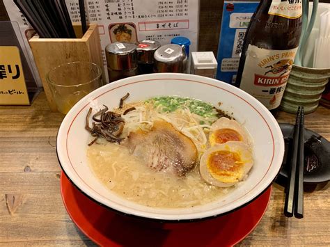   Hakata Ramen: Juuri Kypsynyt Maksa Täynnä Umamia ja Pehmeät Nuudelit Tanakoilla Aromilla!