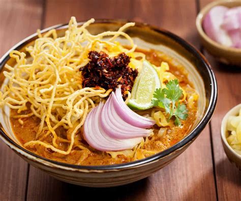  Khao Soi: Tyylikäs Curryn ja Nuudeleiden Täydellinen Liitto?