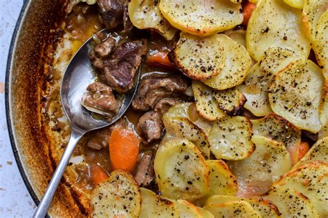  Lancashire Hotpot: Tyydyttävä lohturuoka, joka suuta täyttävällä maulla herättää nostalgisia muistoja!