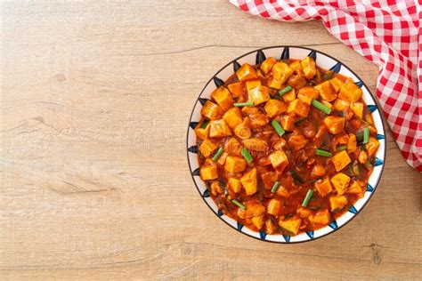  Mapo Tofu: Miksi Chiliöljyinen Tuhdin Silkkisen Tofu-Yhdistelmä On Sichuanin Keittiön Ikonisinta Ruokaa?